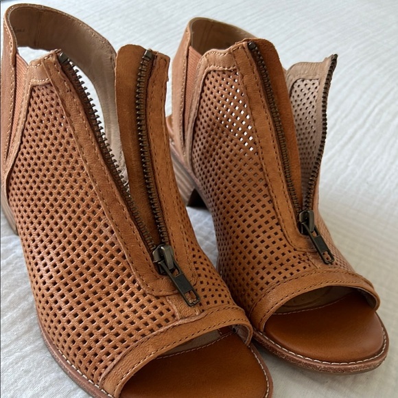 LIKE NEW • Söfft Nalda Zip Sandal in Luggage Leather • Women’s 7M - Picture 8 of 16